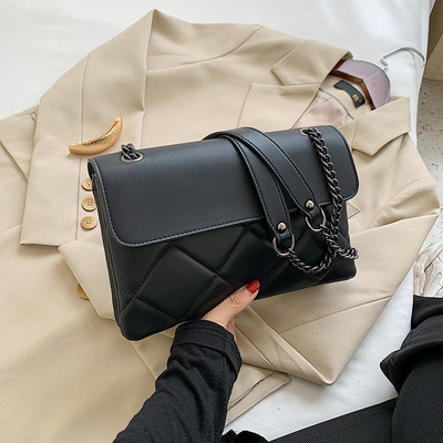 Stílusos női bőrtáska fémlánccal, négy színben