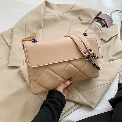 Stílusos női bőrtáska fémlánccal, négy színben