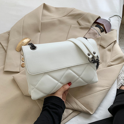 Stílusos női bőrtáska fémlánccal, négy színben