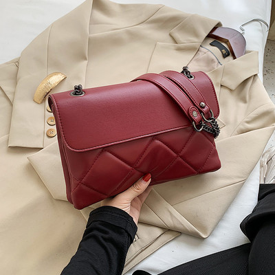 Stílusos női bőrtáska fémlánccal, négy színben