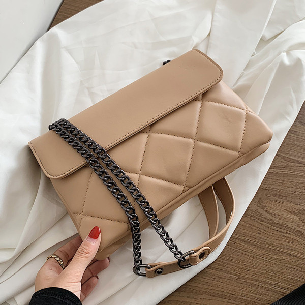 Stílusos női bőrtáska fémlánccal, négy színben