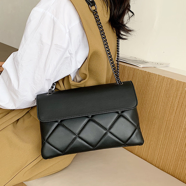 Stílusos női bőrtáska fémlánccal, négy színben