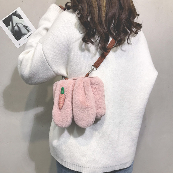 Női pehelytáska 3D elemmel és vállfogantyúval