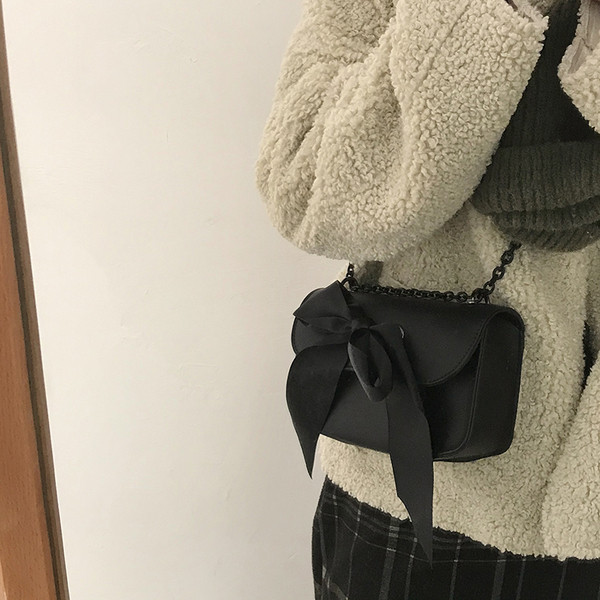 Modern kis ökobőr táska fém lánccal