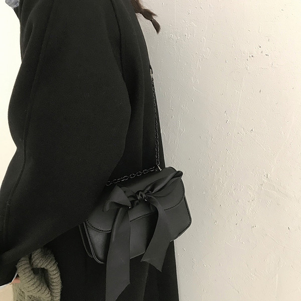 Modern kis ökobőr táska fém lánccal