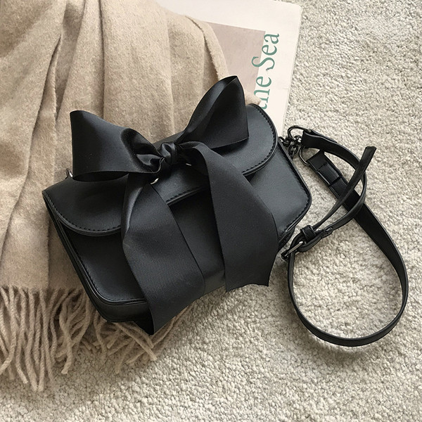 Modern kis ökobőr táska fém lánccal