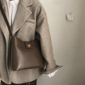 Кожена чанта изчистен модел с метална закопчалка