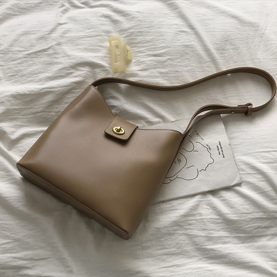 Кожена чанта изчистен модел с метална закопчалка