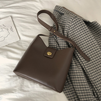 Кожена чанта изчистен модел с метална закопчалка