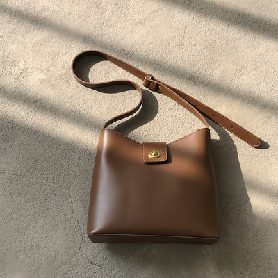 Кожена чанта изчистен модел с метална закопчалка