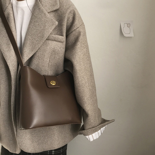 Кожена чанта изчистен модел с метална закопчалка