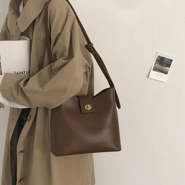 Кожена чанта изчистен модел с метална закопчалка