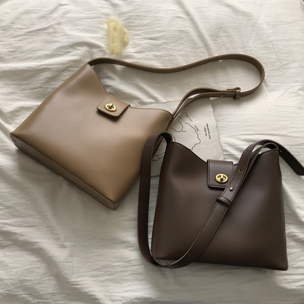 Кожена чанта изчистен модел с метална закопчалка