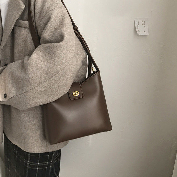 Кожена чанта изчистен модел с метална закопчалка