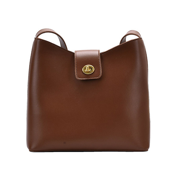 Кожена чанта изчистен модел с метална закопчалка