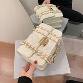 Női bőr táska fém lánccal és négyzet alakú