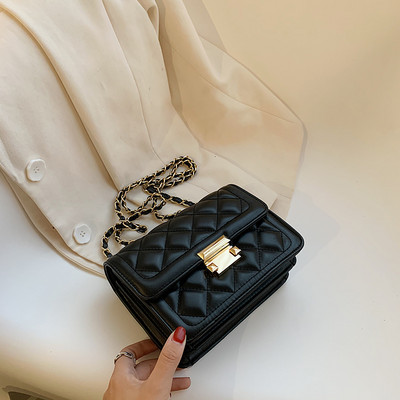 Női bőr táska fém lánccal és négyzet alakú