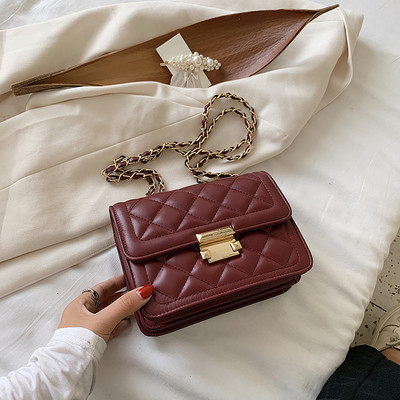 Női bőr táska fém lánccal és négyzet alakú