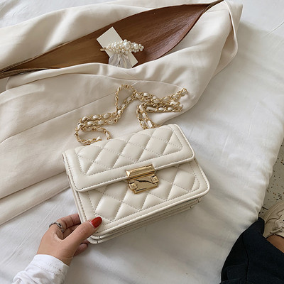 Női bőr táska fém lánccal és négyzet alakú