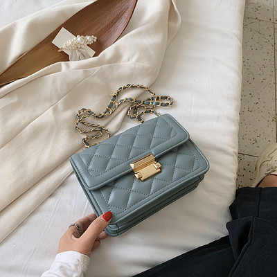 Női bőr táska fém lánccal és négyzet alakú