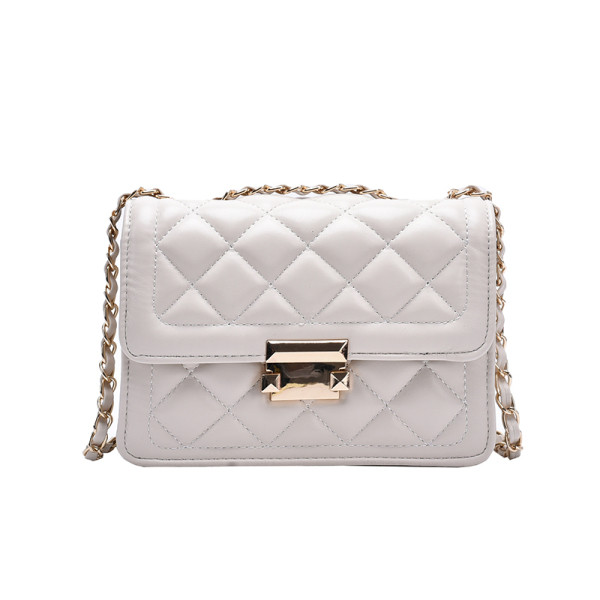 Női bőr táska fém lánccal és négyzet alakú