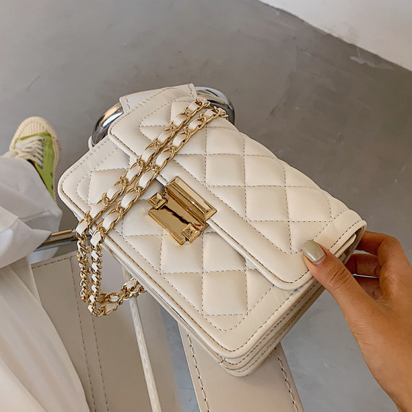 Női bőr táska fém lánccal és négyzet alakú