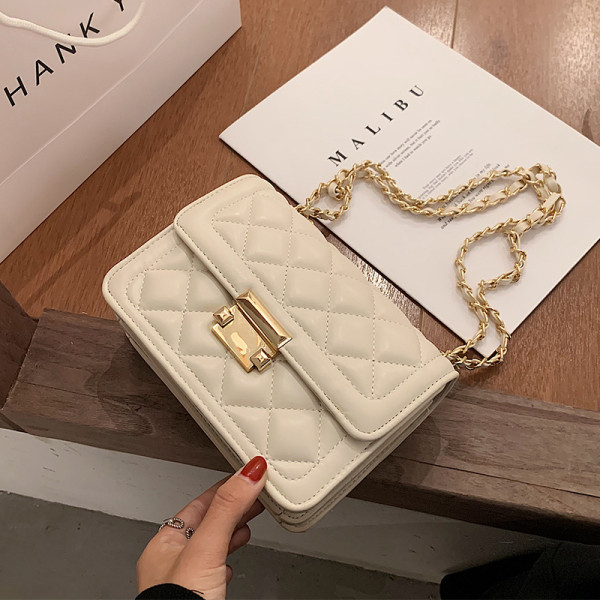 Női bőr táska fém lánccal és négyzet alakú