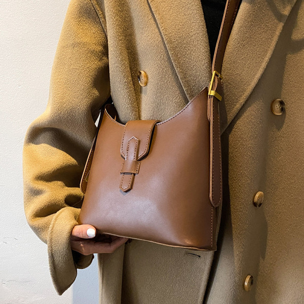 Alkalmi női bőrtáska vállfogantyúval