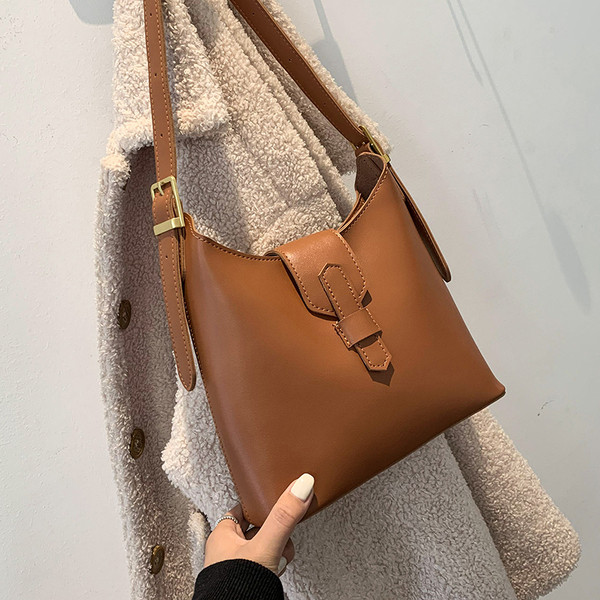 Alkalmi női bőrtáska vállfogantyúval