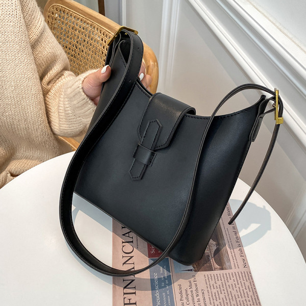 Alkalmi női bőrtáska vállfogantyúval