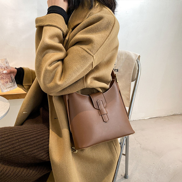 Alkalmi női bőrtáska vállfogantyúval