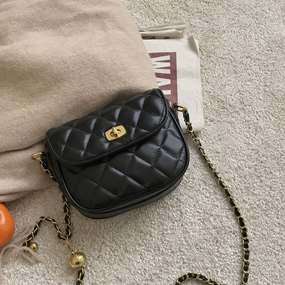 Väike moodne metallketiga nahast kott