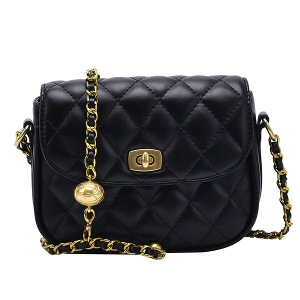 Väike moodne metallketiga nahast kott