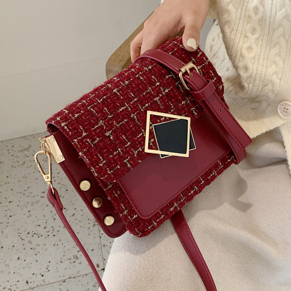 Стилна дамска чанта с 3D елементи и метална катарама