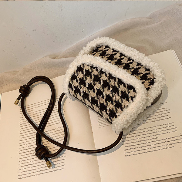 Női táska hosszú füllel és pehellyel