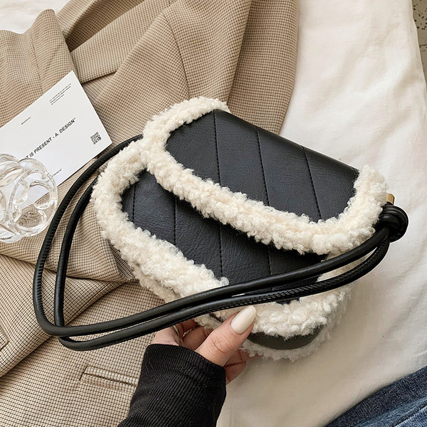 Női táska hosszú füllel és pehellyel