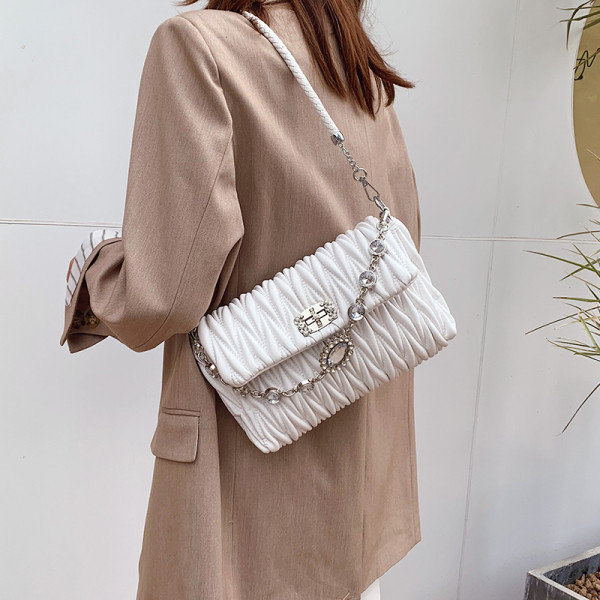 Stílusos női táska fém díszítéssel és két füllel