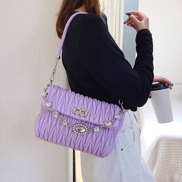 Stílusos női táska fém díszítéssel és két füllel