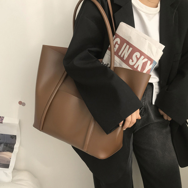 Velika kožna torba pogodna za svakodnevnu upotrebu