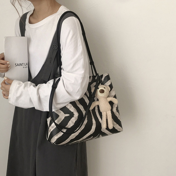 Velika ženska torba sa životinjskim uzorkom i 3D elementom