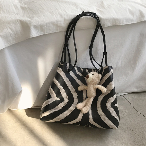 Velika ženska torba sa životinjskim uzorkom i 3D elementom