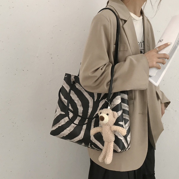 Velika ženska torba sa životinjskim uzorkom i 3D elementom