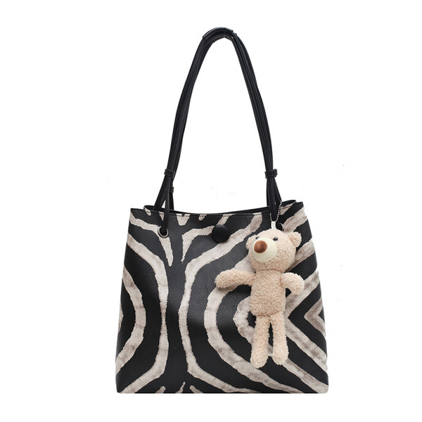 Velika ženska torba sa životinjskim uzorkom i 3D elementom