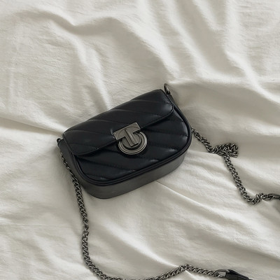 Μικρή έκο δερμάτινη τσάντα με μεταλλικό κούμπωμα