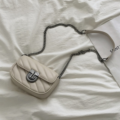 Μικρή έκο δερμάτινη τσάντα με μεταλλικό κούμπωμα