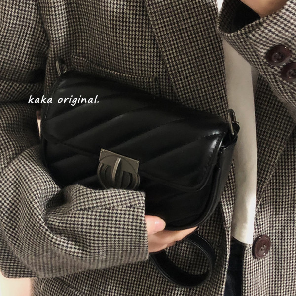 Μικρή έκο δερμάτινη τσάντα με μεταλλικό κούμπωμα