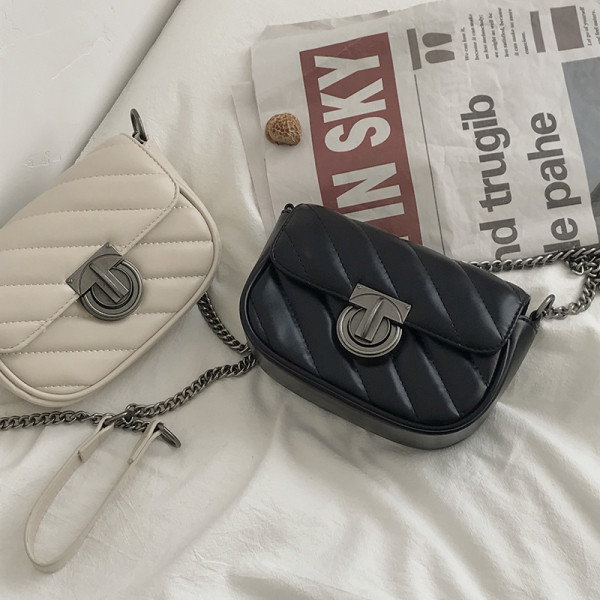 Μικρή έκο δερμάτινη τσάντα με μεταλλικό κούμπωμα