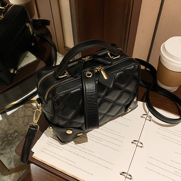 Moodne lukuga naiste kott - musta värvi