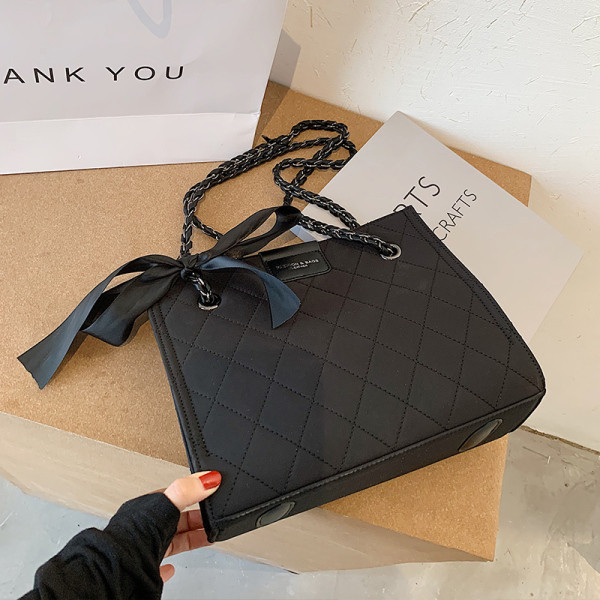 Модерна дамска чанта с верижка и панделка