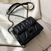 Naiste nahast kott neetide ja metallketiga